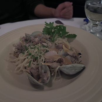 Rossini's - Linguine con Vongole in Bianco - Italian Near Me - New York, New York Rossini's - Linguine con Vongole in Bianco - Italian Near Me - New York, New York