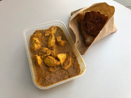 Foto de Strutton Ground Market - Londres, XGL, GB. Samosas and a side of Chicken with Rice - Just A Bite Indian Street Food