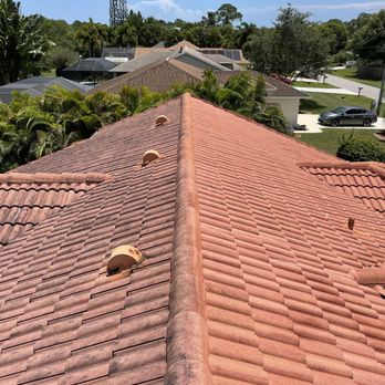 Palm Beach Xterior - Left side dirty right side clean - Pressure Washers Near Me Palm Beach Xterior - Left side dirty right side clean - Pressure Washers Near Me