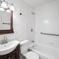 Santiago’s Cleaning - Same bathroom after clean