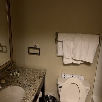 Chelsea Hotel - Bathroom - Hotels Near Me - Toronto, Ontario