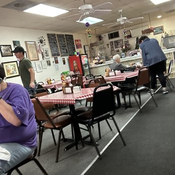 Vazquez Restaurant Seafood & Po-Boy - people eating - Seafood Near Me - Covington, Louisiana Vazquez Restaurant Seafood & Po-Boy - people eating - Seafood Near Me - Covington, Louisiana