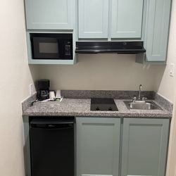 Scottish Inns & Suites - Kitchen area in room