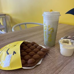 A7. Matcha Latte SC and waffle with puff cream