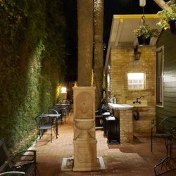 Inn On Main - A really nice walled Courtyard.