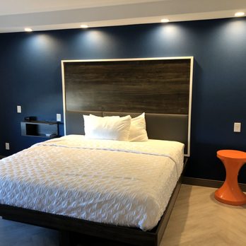 Tru by Hilton Richmond - Bed. Night stand. - Hotels Near Me - Richmond, Kentucky Tru by Hilton Richmond - Bed. Night stand. - Hotels Near Me - Richmond, Kentucky