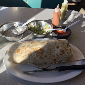 Los Burritos Mexicanos - Regular chicken Fajitas Burrito w/ Avocado and sides of Guacamole and Sour Cream - Mexican Near Me - Villa Park, Illinois Los Burritos Mexicanos - Regular chicken Fajitas Burrito w/ Avocado and sides of Guacamole and Sour Cream - Mexican Near Me - Villa Park, Illinois