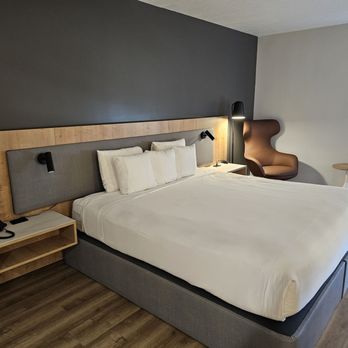 Radisson Hotel Philadelphia Northeast - King size room - Hotels Near Me - Trevose, Pennsylvania