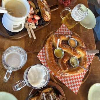Yodler Restaurant & Bar - Pubs Near Me - Mammoth Lakes, California