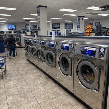 Town Center Laundry - Rows of wash machines - Laundry Services Near Me - Temecula, California