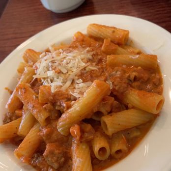 Salute - RagĆŗ bolognese - Italian Near Me - Hartford, Connecticut Salute - RagĆŗ bolognese - Italian Near Me - Hartford, Connecticut