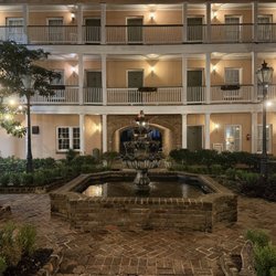 Malaga Inn - Courtyard at night