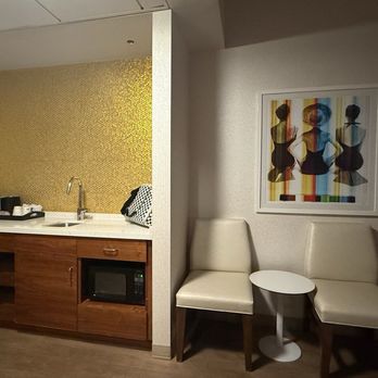Courtyard by Marriott Santa Monica - Studio Suite 2 queens bar and seating area - Hotels Near Me - Santa Monica, California