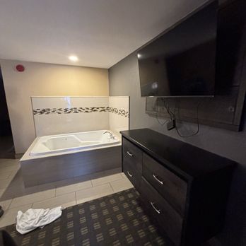 Quality Inn - Two person Jacuzzi tub. The only thing is you can't turn the TV to watch TV in the tub. Not a big deal. - Hotels Near Me - Bracebridge, Ontario Quality Inn - Two person Jacuzzi tub. The only thing is you can't turn the TV to watch TV in the tub. Not a big deal. - Hotels Near Me - Bracebridge, Ontario