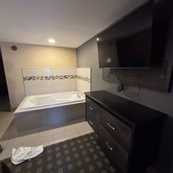 Quality Inn - Two person Jacuzzi tub. The only thing is you can't turn the TV to watch TV in the tub. Not a big deal.
