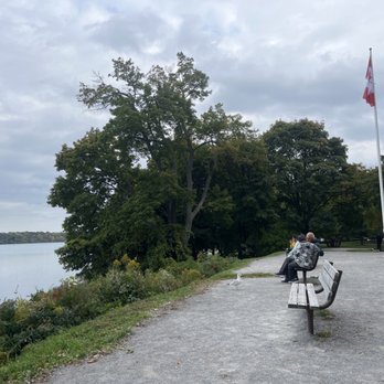 Queen's Royal Park - Benches - Parks Near Me - Niagara-on-the-Lake, Ontario Queen's Royal Park - Benches - Parks Near Me - Niagara-on-the-Lake, Ontario