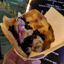 Mata Hambre - This dessert was everything. Crispy, cinnamon with ice cream and blueberries