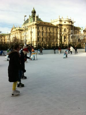 Karlsplatz by null
