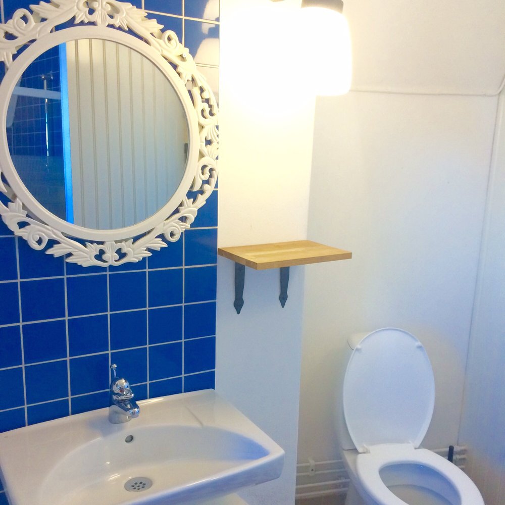 Kastellets Bed & Breakfast - The toliet - Hotels Near Me - Vaxholm, Alberta