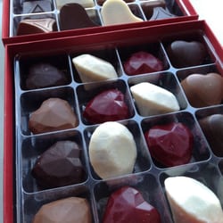 Goossens Chocolatier - 世界最大級のDiamond取引所があるBelgiumアントワープらしく、ブリリアントカット風なダイヤモンド形のチョコレート。ちゃんとキラキラ光っている点が本格的
