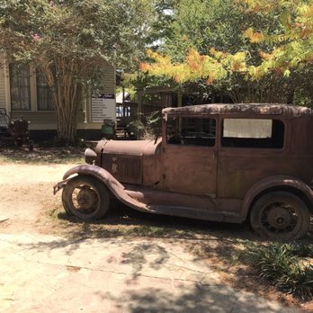 Neighbor's Kitchen & Yard - Car outside of restaurant - great spot for photos! - Pizza Near Me - Bastrop, Texas Neighbor's Kitchen & Yard - Car outside of restaurant - great spot for photos! - Pizza Near Me - Bastrop, Texas