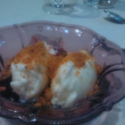 Hosteria de los Palmeros - Helado de queso sobre sopa de frutos rojos y galleta en polvo