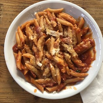 Mani in Pasta - Pasta tomate und basilikun mit Parmigiano - Delicatessen Near Me - Berlin, BE