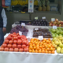 Pequeña frutería - Se puede apreciar el surtido de frutas frescas y lindas de la estación