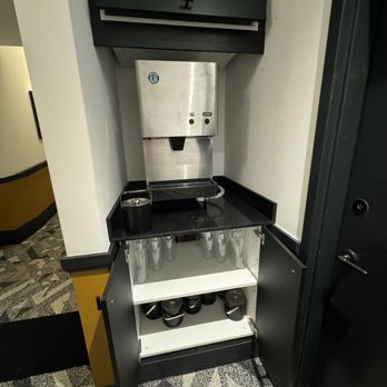 The Postmark Hotel - Water on the 2nd level with ice buckets and pitchers. - Hotels Near Me - Newmarket, Ontario