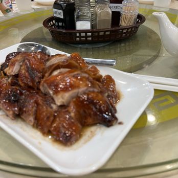 Kevin's Kitchen - Another view of the duck and condiments. You'll need to request other condiments if they're not in the basket.  They'll probably have it! - Hong Kong Style Cafe Near Me - Honolulu, Hawaii