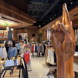 Aritzia - Inside