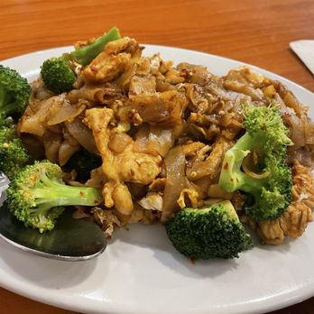 Mama Surang's Thai Kitchen - Pad See-Ew with chicken - Thai Near Me - Las Vegas, Nevada