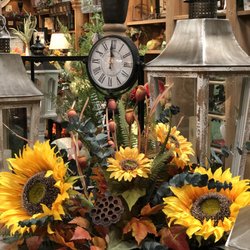 Naturally Country - Specializing in custom designed, high quality silk and natural floral arrangements for every season.  Home decor accents, gifts and more.