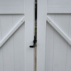 Straightforward Fence - Latch that is purportedly to be used to open & close the gate (no handle).
