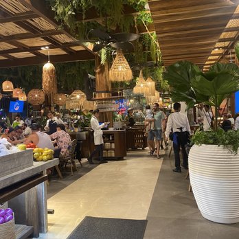 Campomar - Vegas type vibe, loud, but pretty - Seafood Near Me