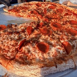 Beach Bums Pizza Bar & Grill - Hog heaven pizza