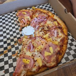 Hawaiian pizza before the concert.