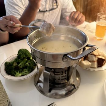 Le Swan - Fondue with broccoli - French Near Me - Toronto, Ontario Le Swan - Fondue with broccoli - French Near Me - Toronto, Ontario