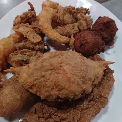 Captain's Choice Restaurant - The seafood platter is sad