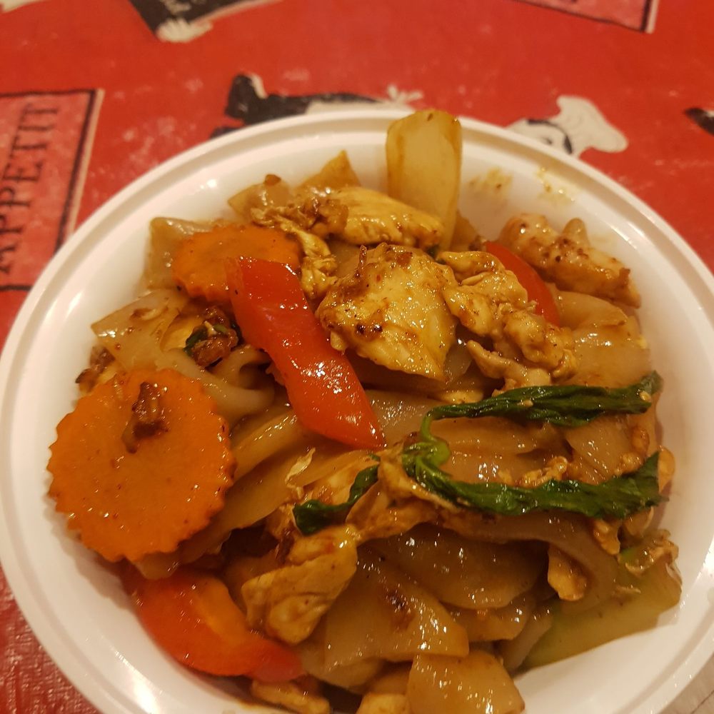 UThai - l love this place. Clean food, healthy, but most importantly it's tasty.Drunken noodle is the best dish i like and green curry . - Thai Near Me - Rego Park, New York