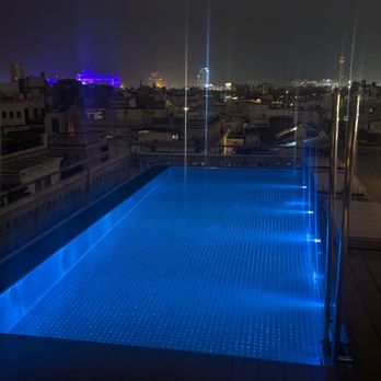 Vividora - Rooftop pool at night - Hotels Near Me - Barcelona, B