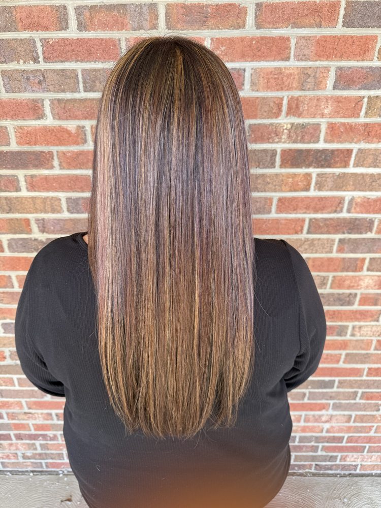 Vanity Avenue Salon Logo