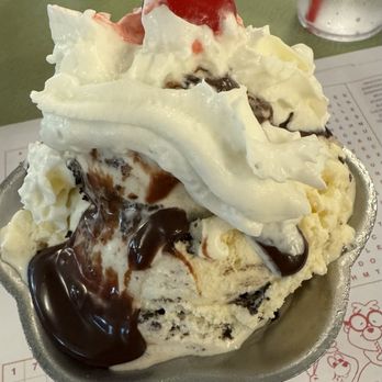 Dumser's Dairyland Restaurant - Hot Fudge Sundae with Oreo Crush Ice Cream - Ice Cream & Frozen Yogurt Near Me - Ocean City, Maryland