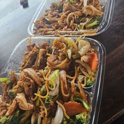 E-San Thai Cuisine - Chicken vegetable yakisoba