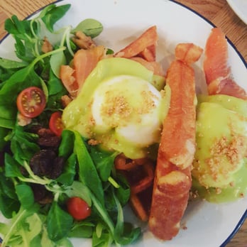 Brunch & Cake - Salmon Benedict on Waffle - Breakfast & Brunch Near Me - Barcelona, B