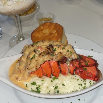 T's Brunch Bar - Lobster grits - Breakfast & Brunch Near Me - Atlanta, Georgia