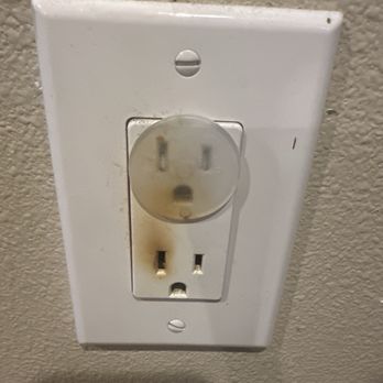 Vitor's Handyman - Changed out burnt electrical outlet - Electricians Near Me Vitor's Handyman - Changed out burnt electrical outlet - Electricians Near Me