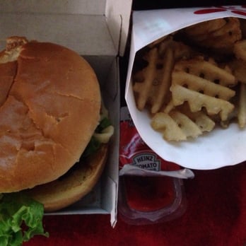 Chick-fil-A - Spicy chicken sandwich - Fast Food Near Me - Northridge, California