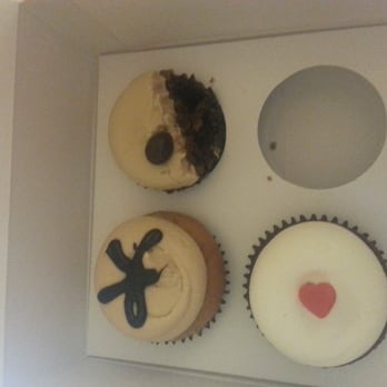 Georgetown Cupcake - Mocha chocolate chip, red velvet, peanut butter banana, nom! - Cupcakes Near Me - Washington, DC, District of Columbia Georgetown Cupcake - Mocha chocolate chip, red velvet, peanut butter banana, nom! - Cupcakes Near Me - Washington, DC, District of Columbia
