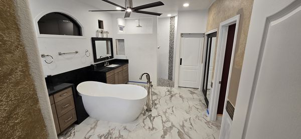 Bathroom Remodeling - Bathrooms:
From custom showers, to walk-in closets, we work to make your day-to-day feel luxurious. Bathroom Remodeling - Bathrooms:
From custom showers, to walk-in closets, we work to make your day-to-day feel luxurious.